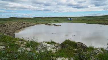 Yamal Yarımadası, Rusya - 18 Haziran 2015: Bilinmeyen dev huni sefer. Bir göl oldu eski krater.