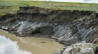 Yamal Yarımadası, Rusya - 18 Haziran 2015: Bilinmeyen dev huni sefer. Bir göl oldu eski krater.