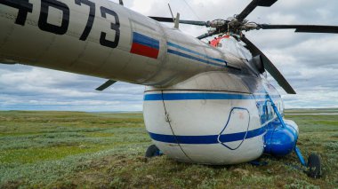 Yamal Yarımadası, Rusya - 18 Haziran 2015: Bilinmeyen dev huni sefer. Helikopter Mi-8.