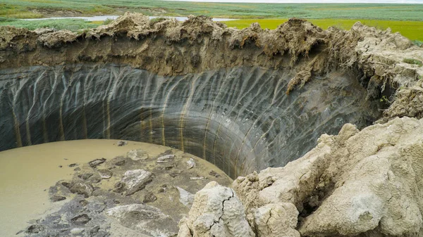 YAMAL PENINSULA, RUSSIA - JUNHO 18, 2015: Expedição ao funil gigante de origem desconhecida. Vista da cratera . — Fotografia de Stock