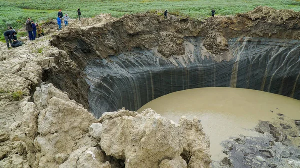 YAMAL PENINSULA, RUSSIA - JUNHO 18, 2015: Expedição ao funil gigante de origem desconhecida. Vista da cratera . — Fotografia de Stock