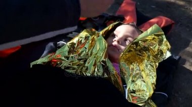 Mülteciler, Lesvos, Yunanistan. Kasım 2015. Çocuk ısınma folyo.