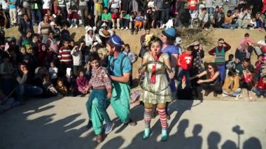 Mülteciler, Lesvos, Yunanistan. Kasım 2015. Palyaçolar mülteciler için gerçekleştirir.