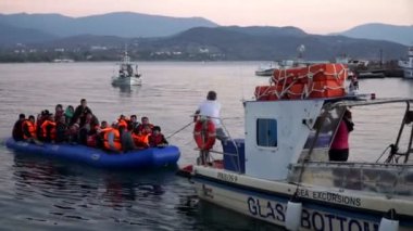 Lesvos, Yunanistan. Kasım 2015. Denizde kurtaran mülteciler.
