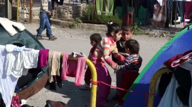 Mülteciler, Lesvos, Yunanistan. Kasım 2015. Mülteci çocuklar oynuyorlar.