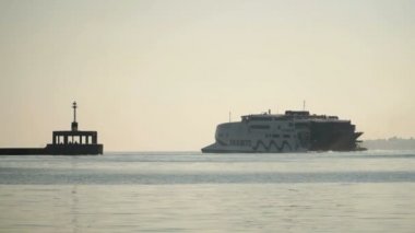 Mülteciler taşıma feribot midilli Atina'ya yelken..