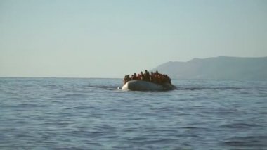Lesvos, Yunanistan - 5 Kasım 2015: zaten cehennemlik kıyıya yaklaşan mülteciler ile.