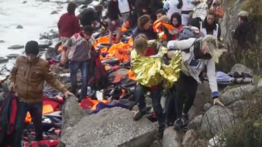 Lesvos, Yunanistan - 5 Kasım 2015: Mülteci ayrılmak cehennemlik kayalık kıyıya yakın.