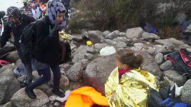 Lesvos, Yunanistan - 5 Kasım 2015: Mülteci ayrılmak cehennemlik kayalık kıyıya yakın.