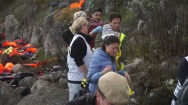 Lesvos, Yunanistan - 5 Kasım 2015: mülteciler ile konuşmaya gönüllü.