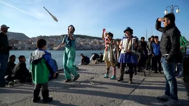 Vluchtelingen, Lesbos, Griekenland. November 2015. Clowns voert voor vluchtelingen. — Stockvideo