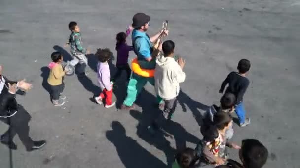 Πρόσφυγες, Λέσβος, Ελλάδα. Νοεμβρίου 2015. Κλόουν εκτελεί για τους πρόσφυγες. — Αρχείο Βίντεο