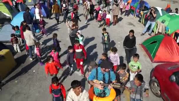 Menekültek, Lesvos, Görögország. November 2015. Bohócok hajtja végre, a menekültek. — Stock videók