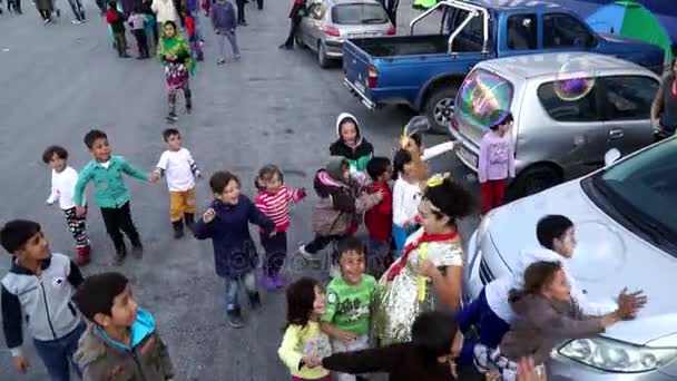 Uprchlíci, Lesbos, Řecko. Listopadu 2015. Klauni se provádí pro uprchlíky. — Stock video