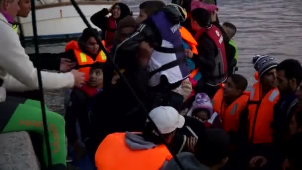 難民、レスボス、ギリシャ。2015 年 11 月。海で救助された人の難民. — ストック動画