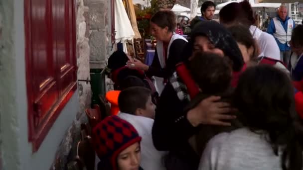 Flyktingar, Lesvos, Grekland. November 2015. Flyktingar som räddades i havet. — Stockvideo