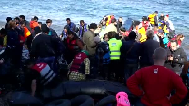 Lesvos, Yunani. November 2015. Pengungsi keluar dari perahu di pantai. . — Stok Video