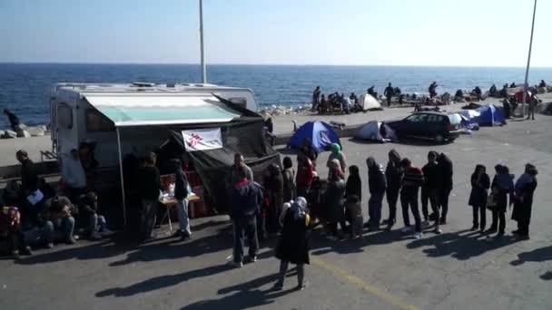 難民、レスボス、ギリシャ。2015 年 11 月。ミティリニ港の難民. — ストック動画