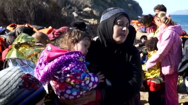 Flyktingar, Lesvos, Grekland. November 2015. Folket på stranden — Stockvideo