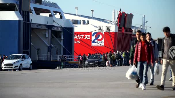 Aten, Grekland. November 2015. Flyktingarna från färjorna i hamnen — Stockvideo