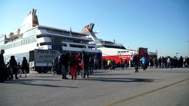 Atenas, Grécia. Novembro de 2015. Os refugiados dos ferries no porto — Vídeo de Stock