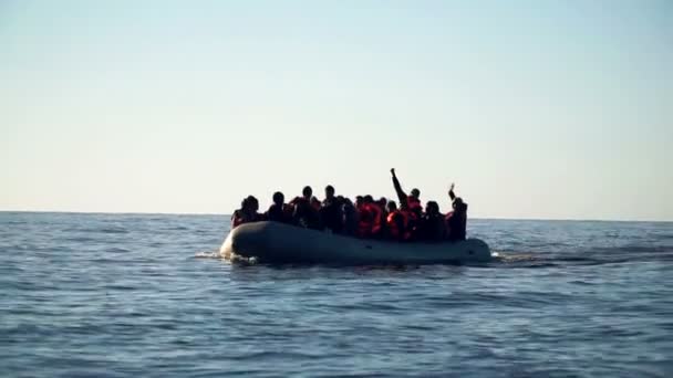 Lesvos, Greece. November 2015. Refugees in the boat shout "Allah Akbar " — Stock Video