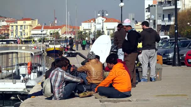 Uprchlíci, Lesbos, Řecko. Listopadu 2015. Uprchlíci v přístavu Mytilini. — Stock video