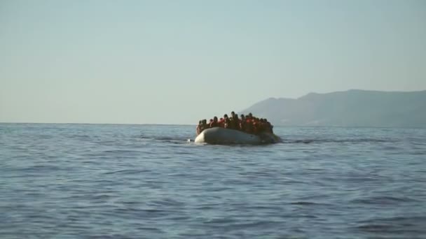 Лесбос, Греція - 5 листопада 2015: Човни гумові з біженцями, наближається до берега. — стокове відео