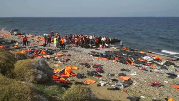 Lesvos, Grekland - 5 Nov 2015: Flyktingar lämna gummi jolle nära stranden. — Stockvideo