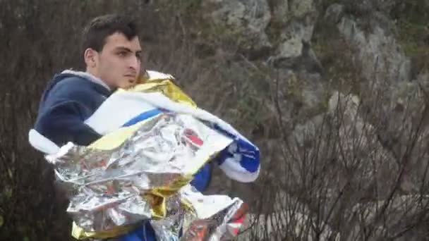 Lesvos, Grekland - 5 Nov 2015: Manliga flykting med barn från anländande gummi jolle. — Stockvideo