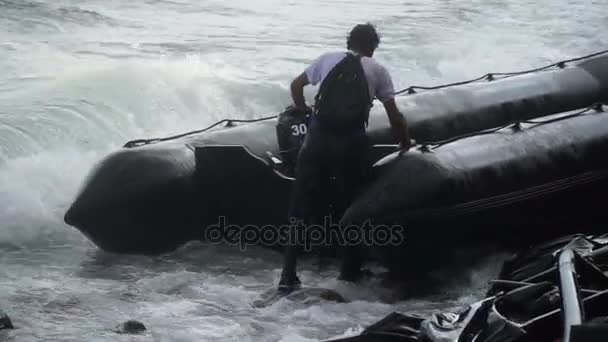 LESVOS, GRECIA - 5 NOV 2015: Contrabandista turco tratando de escapar en un bote de goma de regreso a Turquía . — Vídeo de stock