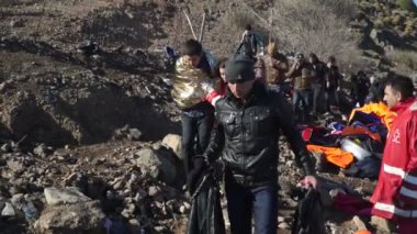 Lesvos, Yunanistan - 5 Kasım 2015: sahile gitmek için gönüllü yardım mülteci.