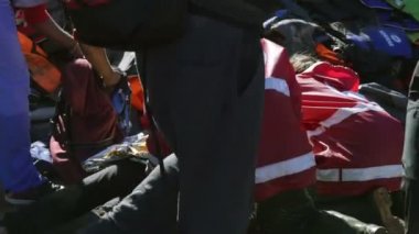 Lesvos, Yunanistan - 5 Kasım 2015: Kızıl Haç çalışanları sıcak tutmak için sıcak bir folyo mülteciler vermek.