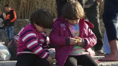 Lesvos, Yunanistan - 5 Kasım 2015: Mülteci çocuklar sahilde.