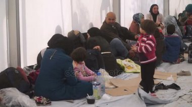 Lesvos, Yunanistan - 5 Kasım 2015: Mülteci kampında bir çadır içinde.