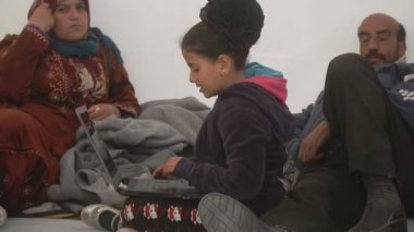 Lesvos, Yunanistan - 5 Kasım 2015: Mülteci kampında bir çadır içinde.