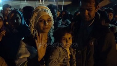 Lesvos, Yunanistan - 5 Kasım 2015: Afgan mülteci aile kampına gece otobüs için sıraya.