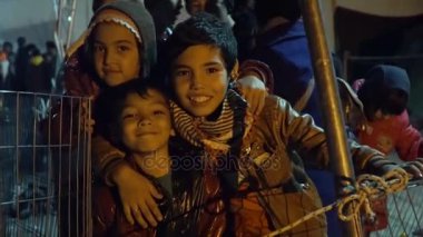 Lesvos, Yunanistan - 5 Kasım 2015: Mülteci çocuklar gece gece Kameraya gülümse.
