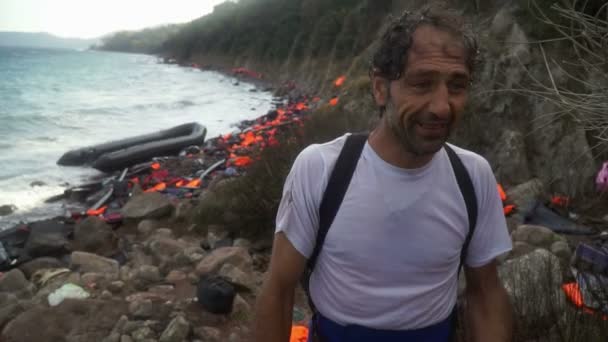 LESVOS, GRECIA - 5 NOV 2015: El contrabandista turco intenta explicar que necesita regresar . — Vídeo de stock