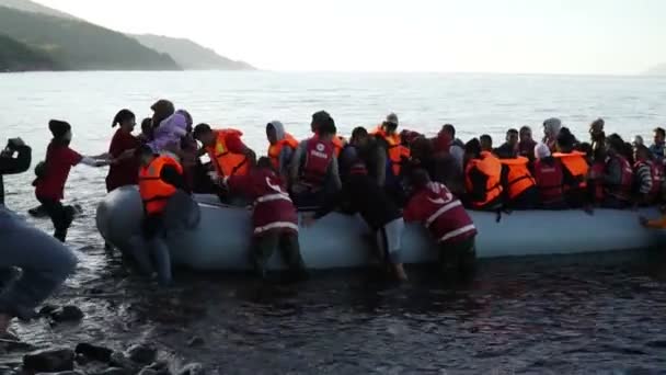 LESVOS, GRÉCIA - NOV 5, 2015: Refugiados deixam bote de borracha perto da costa . — Vídeo de Stock