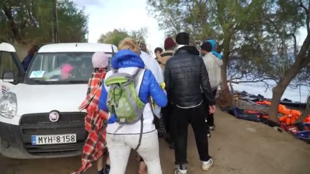 Лесбос, Греція - 5 листопада 2015: Волонтери супроводжують біженців автомобіля. — стокове відео
