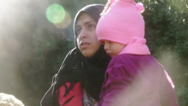 Лесбос, Греція - 5 листопада 2015: Сирійський матері з дитиною, посміхаючись. — стокове відео