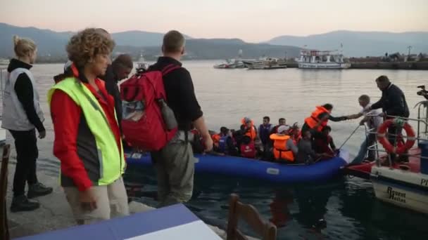 Lesbos, Řecko - 5. listopadu 2015: Uprchlíci, kteří byli zachráněni v moři. Tažné na pobřeží. — Stock video