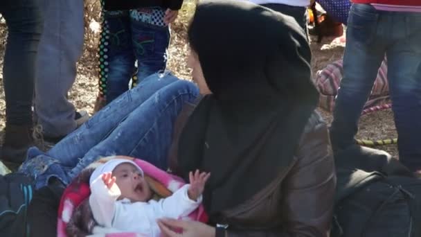 Lesvos, Yunanistan - 5 Kasım 2015: Mülteciler sahilde. Bebek ile Arap kadın. — Stok video