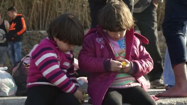 ビーチでレスボス, ギリシャ - 2015 年 11 月 5 日: 難民の子どもたち. — ストック動画