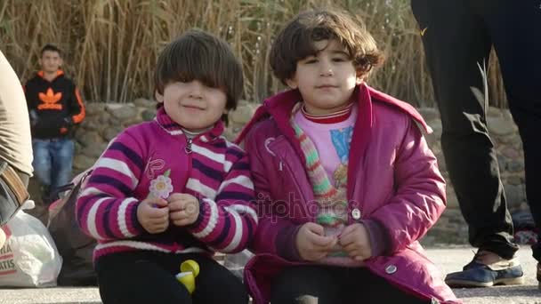 Lesvos, Grekland - 5 Nov 2015: Porträtt av syriska flyktingbarn. — Stockvideo