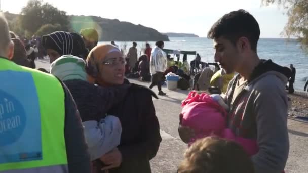 Lesvos, Grekland - 5 Nov 2015: Tur kläder för nyanlända flyktingar. — Stockvideo