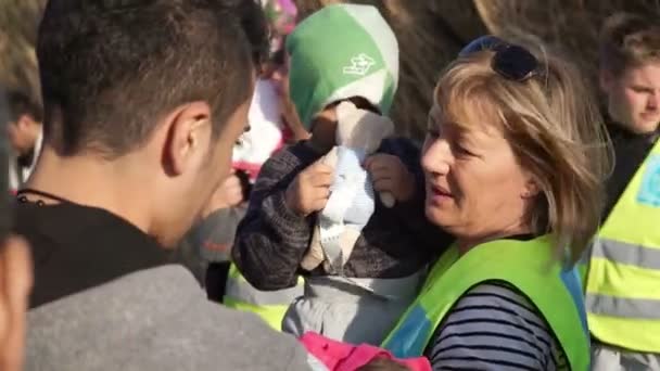 LESVOS, GREECE - NOV 5, 2015: Turn clothes for newly arrived refugees. — Stock Video