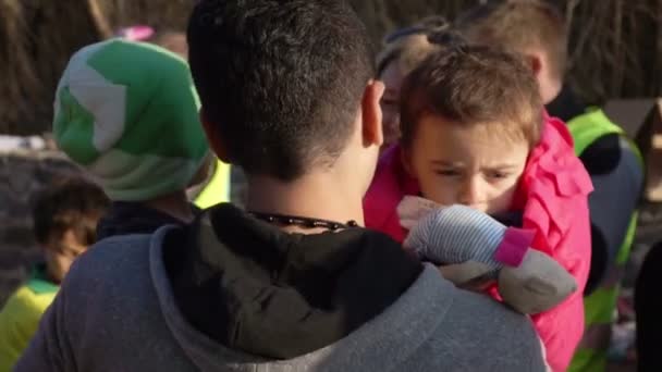 Lesvos, Griekenland - Nov 5, 2015: Turn kleren voor nieuw aangekomen vluchtelingen. — Stockvideo