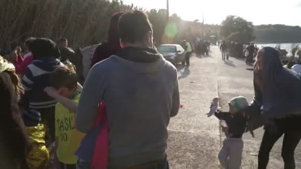 LESVOS, GREECE - NOV 5, 2015: Turn clothes for newly arrived refugees. — Stock Video